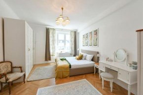 Luxury 3bedrs 2baths Apartment by Old Town Square